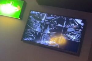 映画館では場内が暗くなっても丸見え、スタッフが投稿した動画が話題に