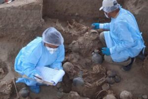 ペルーの古代都市から多数の人骨、エリート層の墓か？