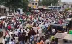 インドで亡くなったホームレスの男性の葬儀に、数千人が出席