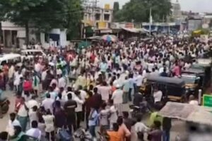 インドで亡くなったホームレスの男性の葬儀に、数千人が出席