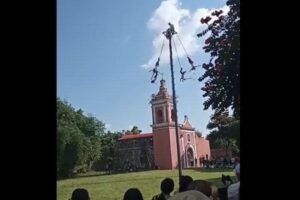 メキシコで古代の儀式の最中に男性が落下、奇跡的に一命を取り留める