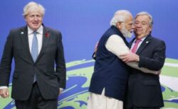 【COP26】インドのモディ首相が距離を保たず挨拶、ハグされた国連事務総長も困惑