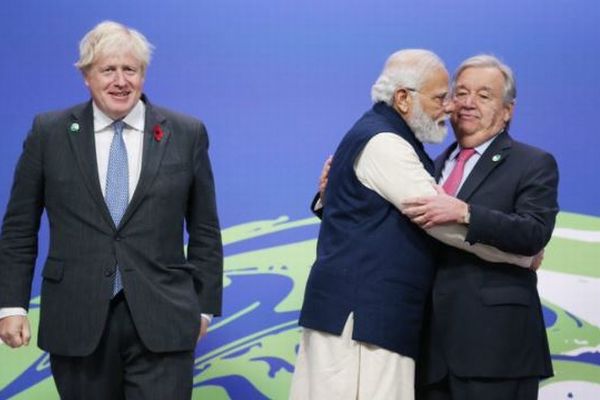 【COP26】インドのモディ首相が距離を保たず挨拶、ハグされた国連事務総長も困惑