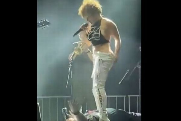 メタルバンド「ブラス・アゲインスト」の女性ボーカルがステージ上で放尿、その後謝罪
