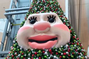 ちょっと不気味なクリスマスツリー、15年ぶりにカナダのデパートに出現
