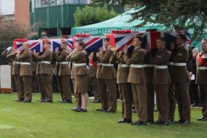 第一次大戦で死亡した9人の英兵、100年の時を経て墓地に埋葬される