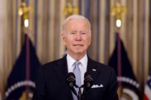 米・バイデン大統領がカミラ夫人のそばで、音が大きく、長いおならをしてしまう