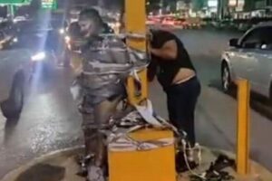 バットマンの仕業か?ジョーカーの顔をした犯罪者が街で縛られているのを発見【メキシコ】