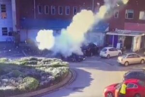 英でテロ事件が発生、タクシーが爆発するも運転手は奇跡的に一命を取り留める【動画】