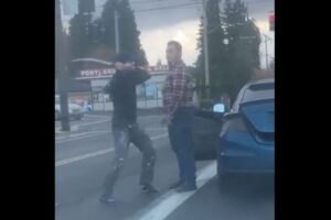 【アメリカ】路上トラブルで男が日本刀を持ち出し、振りかざす