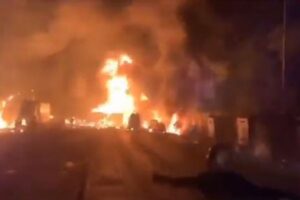 シエラ・レオーネでトレーラーが大爆発、燃料に引火し98人が死亡