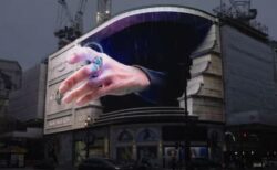 巨大な手が伸びてくる！ロンドンの街に現れた3D広告が面白い