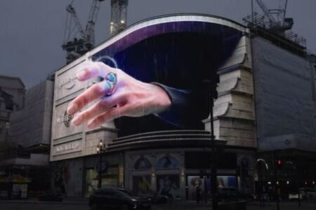 巨大な手が伸びてくる！ロンドンの街に現れた3D広告が面白い