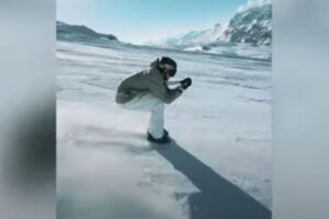 スキー板を外し、足だけで雪山を滑るスキーヤーが凄すぎる