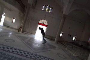 人間が床を斜めに歩いていく、ギリシャにある建物が不思議