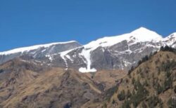 ネパールの山で雪崩が発生、遠くから雪煙が迫り、まさかの展開に