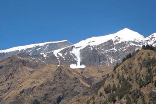 ネパールの山で雪崩が発生、遠くから雪煙が迫り、まさかの展開に