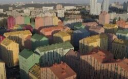 カラフルな建物が並ぶウクライナの街、まるで玩具の「レゴ」のよう