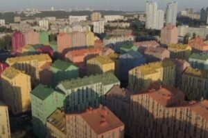 カラフルな建物が並ぶウクライナの街、まるで玩具の「レゴ」のよう