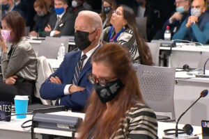 バイデン大統領、気候変動会議で居眠り!?見つけたトランプ氏がさっそく噛みつく