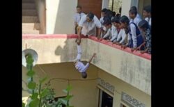 小学校の先生が児童の足を持ち、2階から宙づりに【インド】