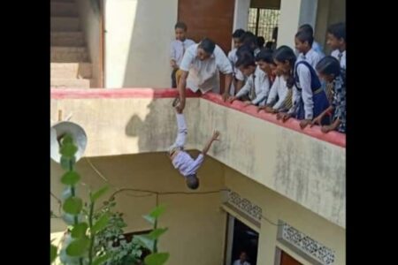 小学校の先生が児童の足を持ち、2階から宙づりに【インド】