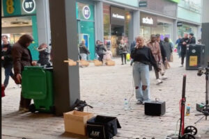 ゴミ箱を漁るホームレスに自分の稼ぎを分け与えた路上パフォーマーに賞賛が集まる