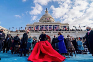 大統領就任式で歌ったレディー・ガガ は、「防弾ドレス」を着ていた