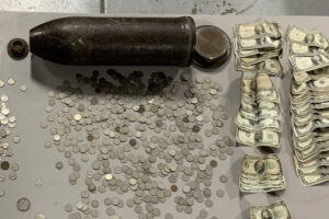 発見された第一次世界大戦の砲弾から、お金がザクザク出てきた!