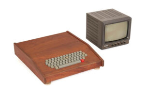 アップル最初期のコンピュータ「Apple 1」がオークションに、予想落札価格6800万円