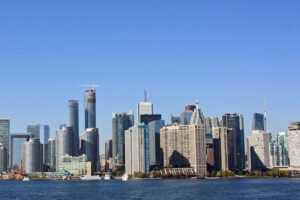 トロント市180のビルが、オンタリオ湖の水を壁に通す冷房システムを導入