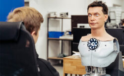 店やホテルで働く人型ロボットの、顔型提供者を約2200万円で募集中