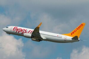 ワクチン接種済みの男性が新型コロナの陽性、フライト中に機内で死亡