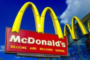 マクドナルドに6400個の大量注文、商品が箱詰めされた動画が凄い