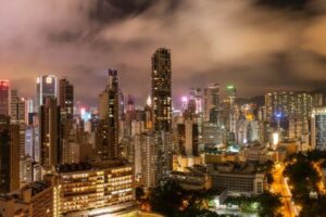 変異株「オミクロン」が上陸した香港、「バルブ・マスク」着用の旅行者に非難の声