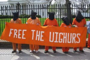 中国政府が国外にいるウイグル人まで本国に強制送還、その手口とは?