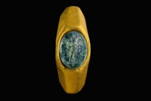 地中海に埋もれていた古代の遺物、ローマ時代の銀貨や黄金の指輪などを発見