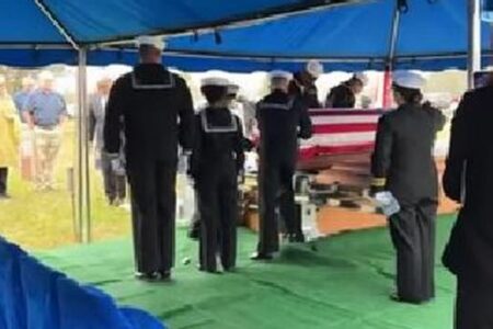 真珠湾攻撃から80年、犠牲になった米軍人の遺体が故郷で埋葬される