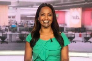 顔にマオリ族の入れ墨をした女性キャスター、ゴールデンタイムのニュース番組に抜擢