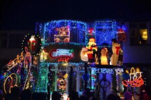 英男性、家を豪華に飾りつけ、小児病院へのチャリティを行う