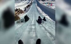 ロシアの街に氷の滑り台が登場、滑る動画が楽しそう！