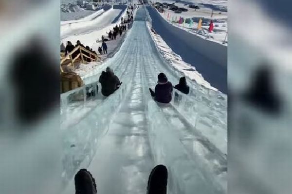ロシアの街に氷の滑り台が登場、滑る動画が楽しそう！