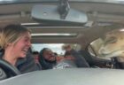 エサを求めて車内に鼻を突っ込むラクダに、ミュージシャンが悲鳴【動画】
