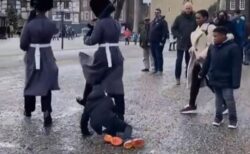 ロンドン塔の衛兵が行進中、観光客の子供を地面に倒す【動画】