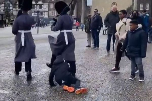 ロンドン塔の衛兵が行進中、観光客の子供を地面に倒す【動画】