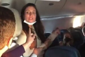 機内でマスクを下げた女が、食時中にマスクを外した高齢男性に平手打ち