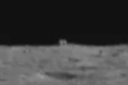 中国の探査ローバーが、月の裏側で奇妙な物体を発見
