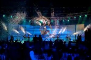 インドで結婚式の最中、新郎新婦が乗ったゴンドラが落下、映像がショッキング