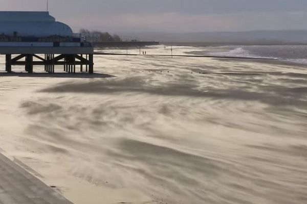 猛烈な嵐によりイギリスのビーチで、不思議な光景が出現【動画】
