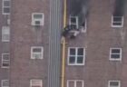 火災で4階に残された2人の若者、パイプを伝って滑り降りることに成功